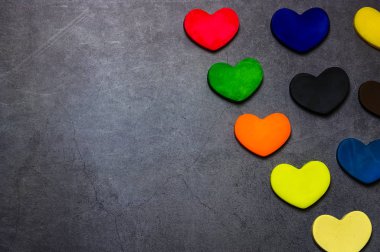 Sevgililer Günü hala hayat: siyah-gri arka planda kalp şeklinde kombinasyon