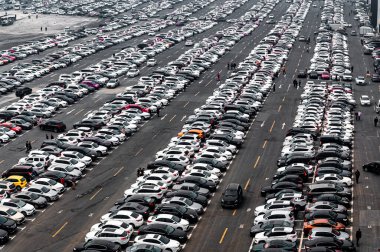 Changchun, Çin 'deki Avrasya mağazasının otoparkının manzarası.