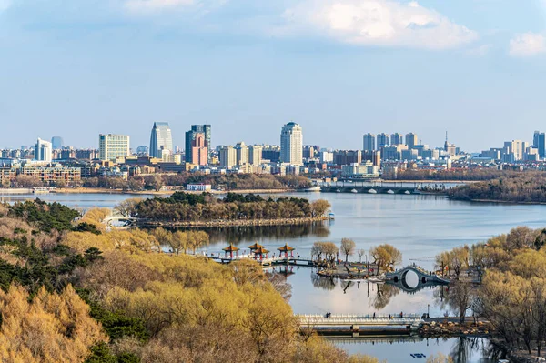 Changchun South Lake Park 'ın baharın başlarında Çin' deki manzarası.
