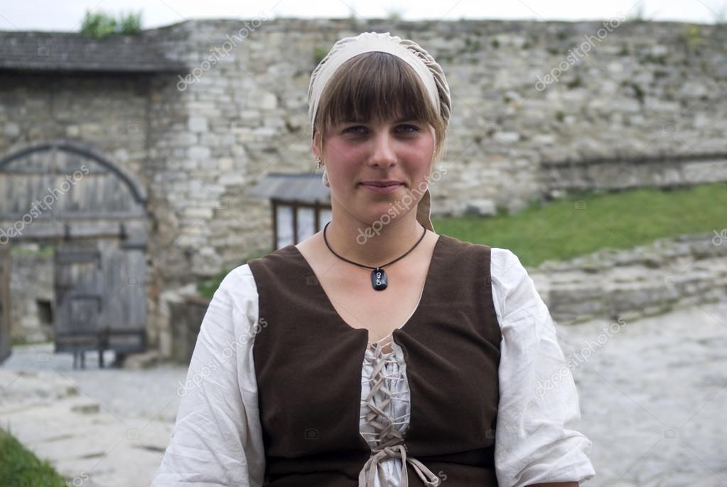 Западная Украина женщина позирует в традиционном костюме Стоковое редакционное фото
