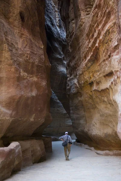 Canyon de Petra appelé le Siq qui mène à la ville de Nabatean, Jordanie — Photo