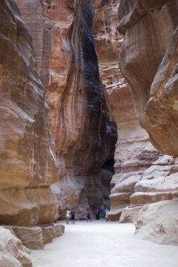 Petra Kanyon Siq adı verilen bu Nabatean şehre Jordan yol açar