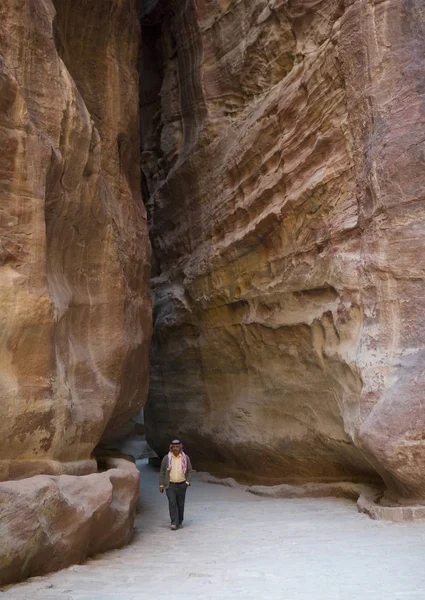 Canyon de Petra appelé le Siq qui mène à la ville de Nabatean, Jordanie — Photo