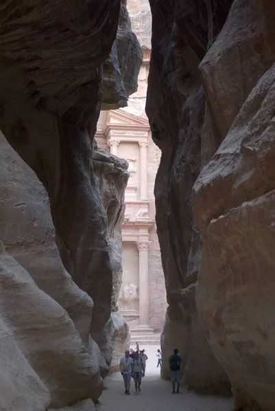 Al Jazneh, (el Tesoro) visto a través de la siq, Petra, Jordania — Foto de Stock