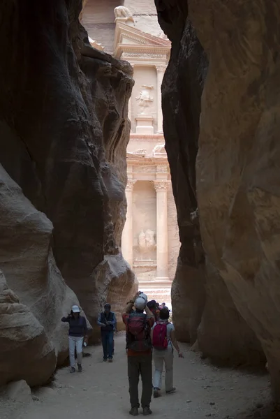 Al Khazneh, (Skattkammaren) sett genom siq, Petra, Jordanien — Stockfoto