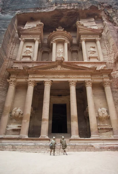 O edifício do Tesouro ou Al Khazneh em Petra, Jordânia — Fotografia de Stock