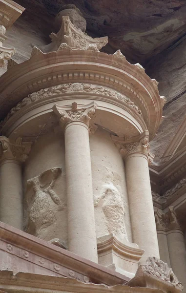 Petra, Jordania. Detalle de fachada El Tesoro (Al Khazneh ) — Foto de Stock