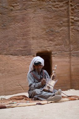 Petra, Jordan. Bedevi adam oyun geleneksel enstrüman
