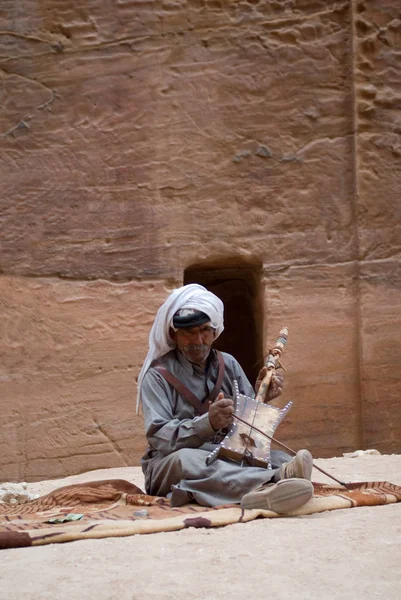 Petra, jordanisch. Beduinen spielen traditionelles Instrument — Stockfoto