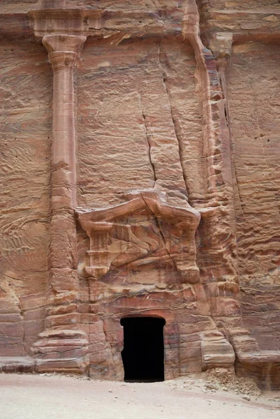 Een van de vele graven in Petra, Jordan — Stockfoto