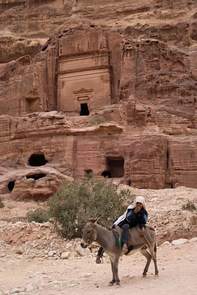 Homme sur âne Petra Jordanie — Photo