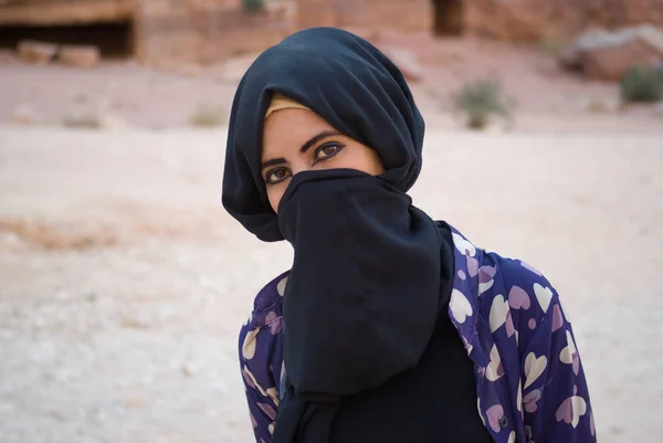 Retrato de menina beduína, Petra, Jordânia — Fotografia de Stock