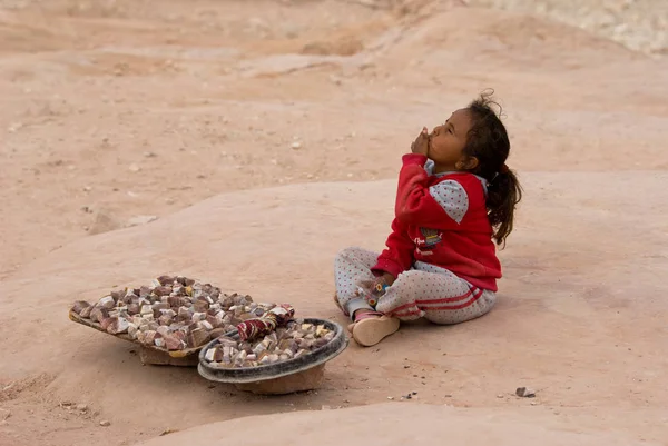 Niños vendiendo recuerdos en Petra, Jordania —  Fotos de Stock