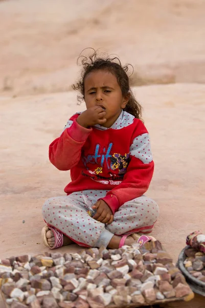 Niños vendiendo recuerdos en Petra, Jordania —  Fotos de Stock