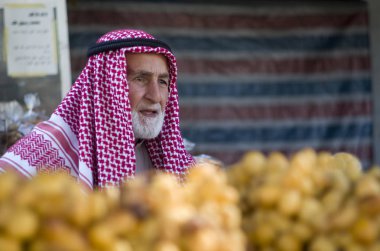 Arap adam taze meyve Amman pazarında satış