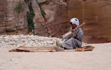 Petra, Jordan. Bedevi adam oyun geleneksel enstrüman 