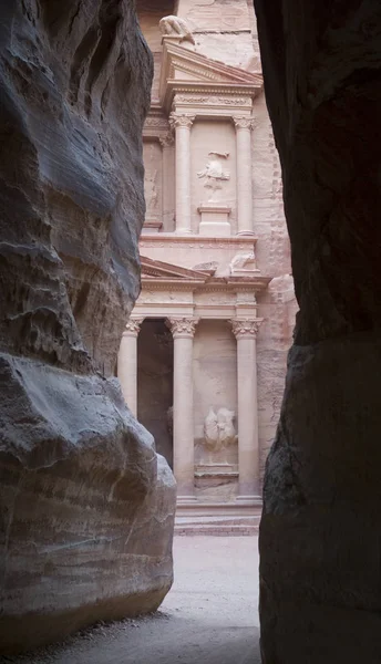 El Tesoro, Petra visto a través del Siq — Foto de Stock