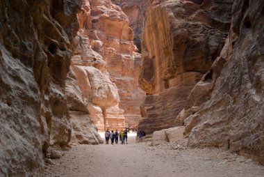 Petra Kanyon Siq adı verilen bu Nabatean şehre Jordan yol açar