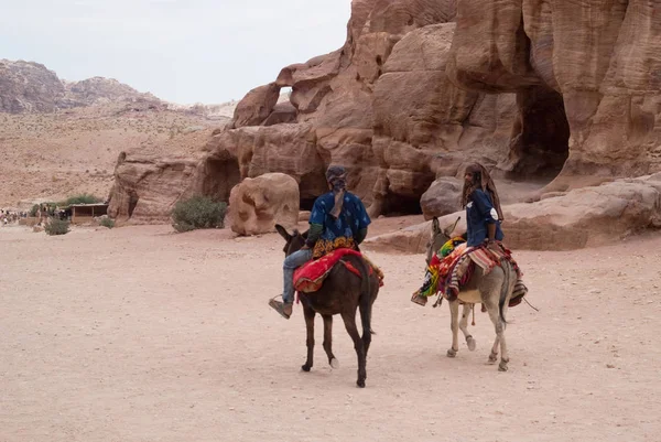Mannen op ezels, Petra, Jordanië — Stockfoto