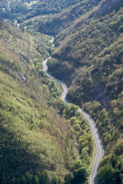 Dağların arasından yol