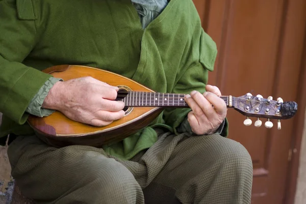 Spelar mandolin, närbild — Stockfoto