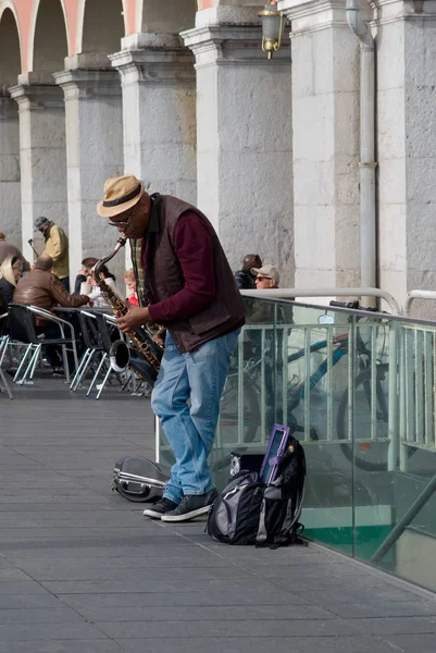Músico de rua se apresentando na Praça Massena, Nice, França — Fotografia de Stock