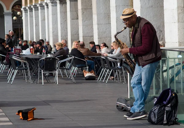 Pouliční muzikant v náměstí Masséna, Nice, Francie — Stock fotografie