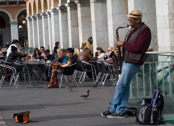 Straat muzikant uitvoeren in Massena square, Nice, Frankrijk — Stockfoto