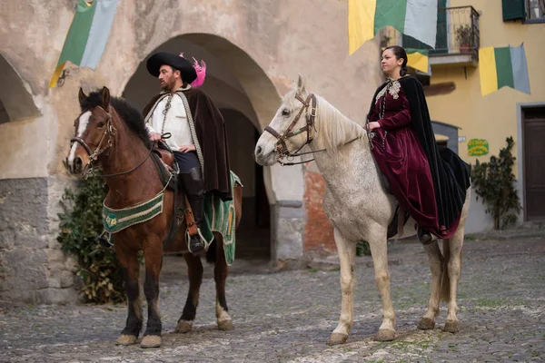 Участники средневековой костюмированной вечеринки — стоковое фото