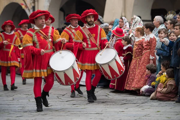 Барабанщики играют на средневековом фестивале — стоковое фото