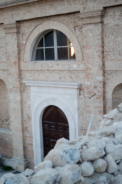 Chiesa ed edifici distrutti dal terremoto — Foto Stock