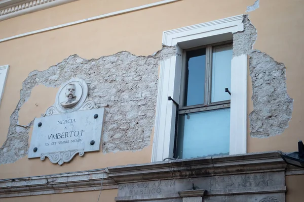 Norcia, Italien. Fasad av huset efter jordbävningen — Stockfoto