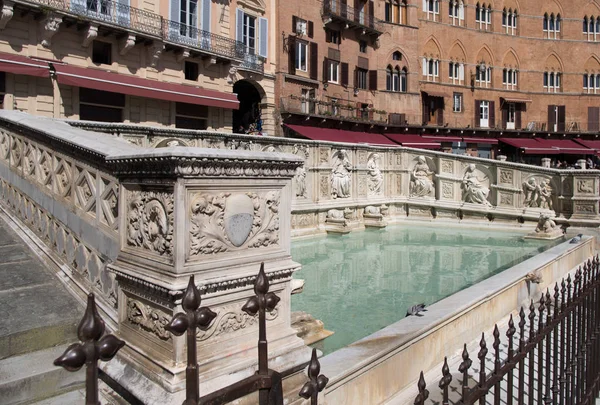 Siena Fonte Gaia çeşme — Stok fotoğraf