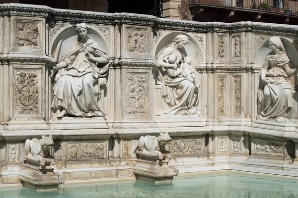 De fontein van de Fonte Gaia in Siena — Stockfoto