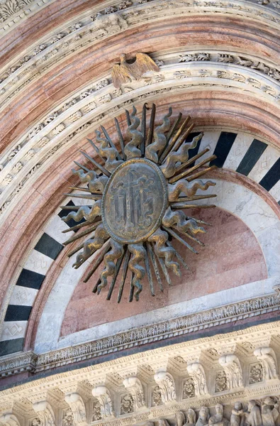 Zonneschijf bij de ingang van de Duomo, Siena, Italië — Stockfoto