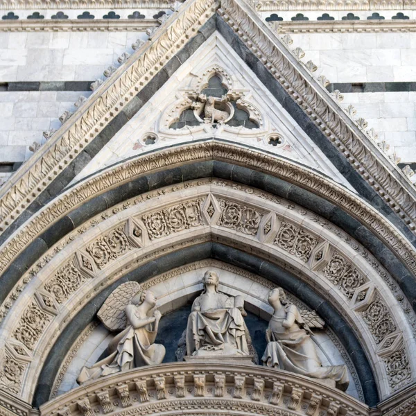 Архитектурные детали Сиенского собора — стоковое фото