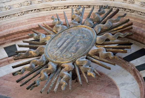 Zonneschijf bij de ingang van de Duomo, Siena, Italië — Stockfoto