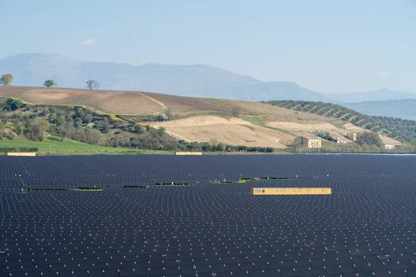 Paneles solares en el paisaje rural —  Fotos de Stock