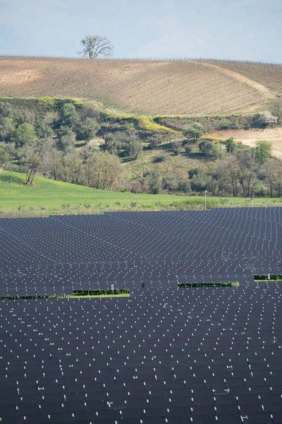 Paneles solares en el paisaje rural —  Fotos de Stock