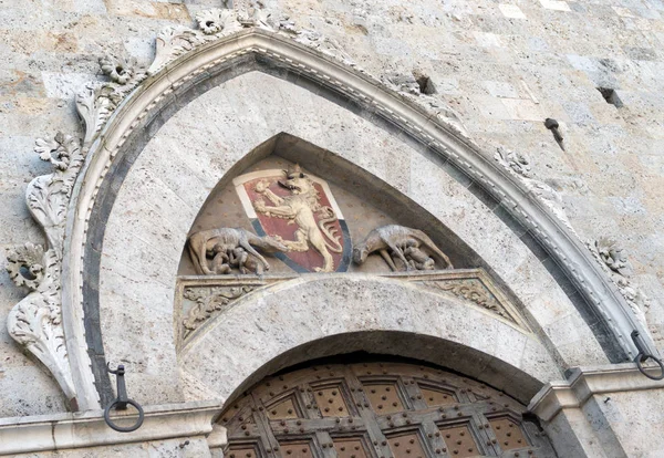 Siena-Italië. Detail van de gevel de The Palazzo Pubblico — Stockfoto