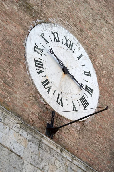 Siena, italien. alte Uhr an der Wand — Stockfoto