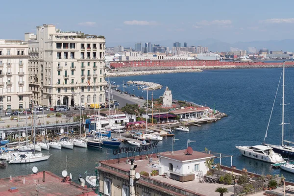 Italia, Napoli, il porto e la città — Foto Stock