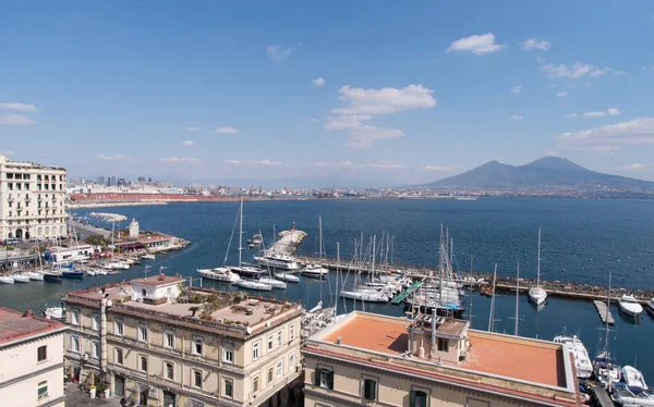 La zona di Marina con il Vesuvio sullo sfondo a Napoli — Foto Stock