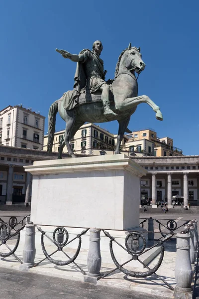 Ruiterstandbeeld op het plein van de Plebiscito, Naples, Italië — Stockfoto