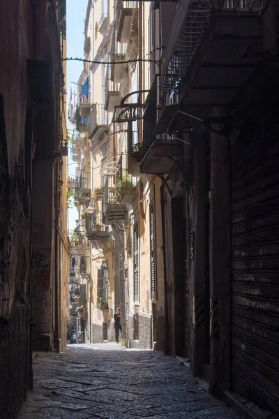 Straße in der Innenstadt von Neapel, Italien — Stockfoto