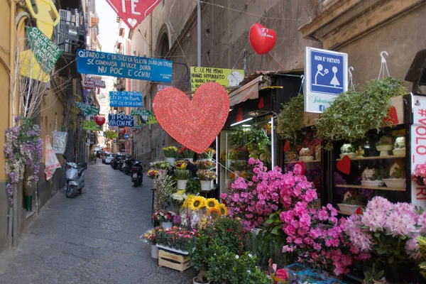 Strada nel centro storico di Napoli, Italia — Foto Stock