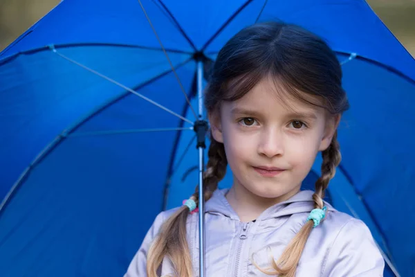 Menina segurando guarda-chuva — Fotografia de Stock