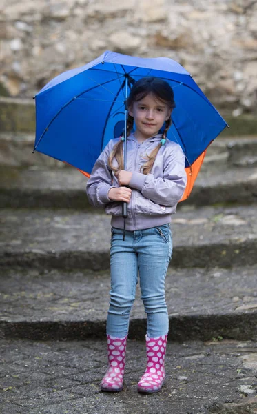 Chica con un paraguas en la lluvia —  Fotos de Stock