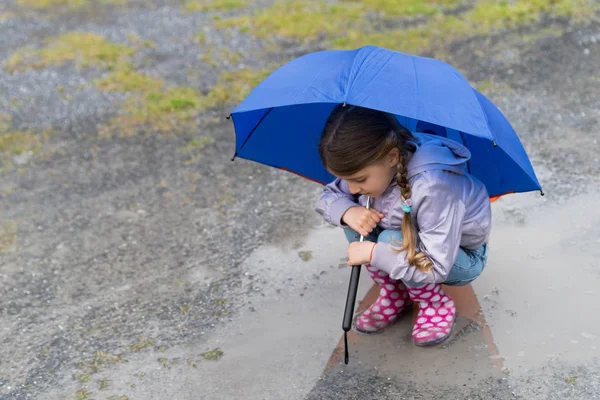 The child playing in a puddle — Stock Photo, Image