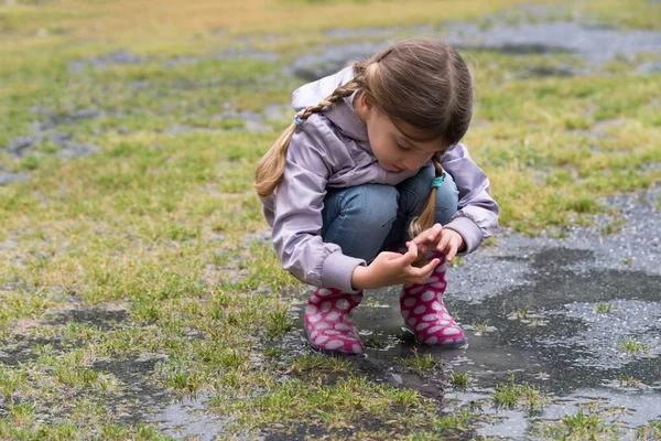 Küçük kız yağmurda oynuyor — Stok fotoğraf